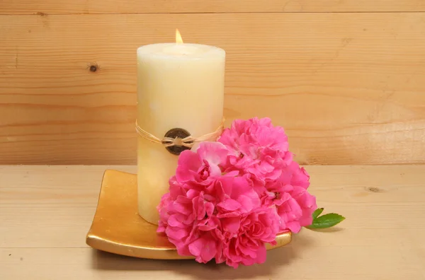 Blek feng shui candle och rose — Stockfoto