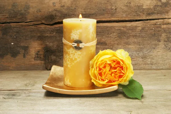 Svíčka a žluté růže — Stock fotografie