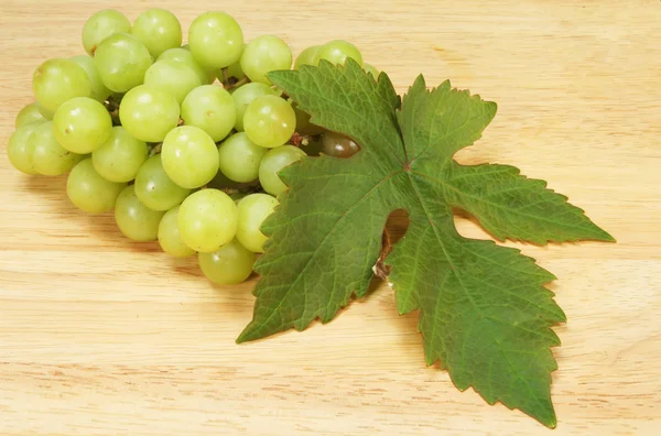 Grapes and vine leaf — Stock Photo, Image