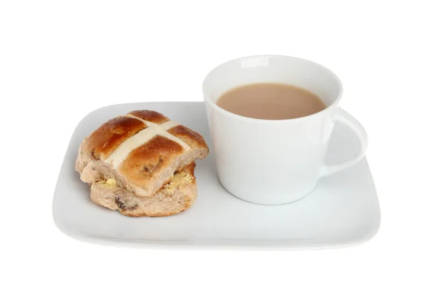 Pan cruzado caliente y té — Foto de Stock