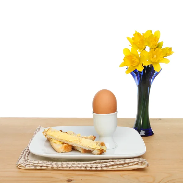 ゆで卵と水仙の花 — ストック写真