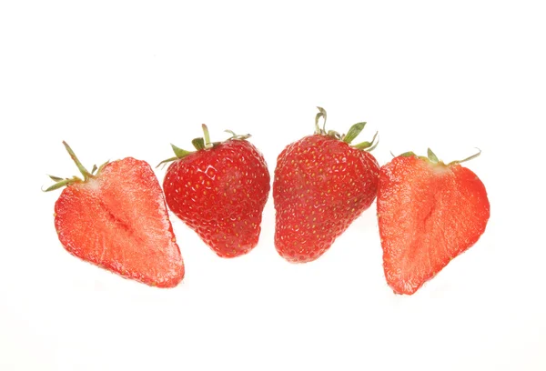 Skivad och hela jordgubbar — Stockfoto
