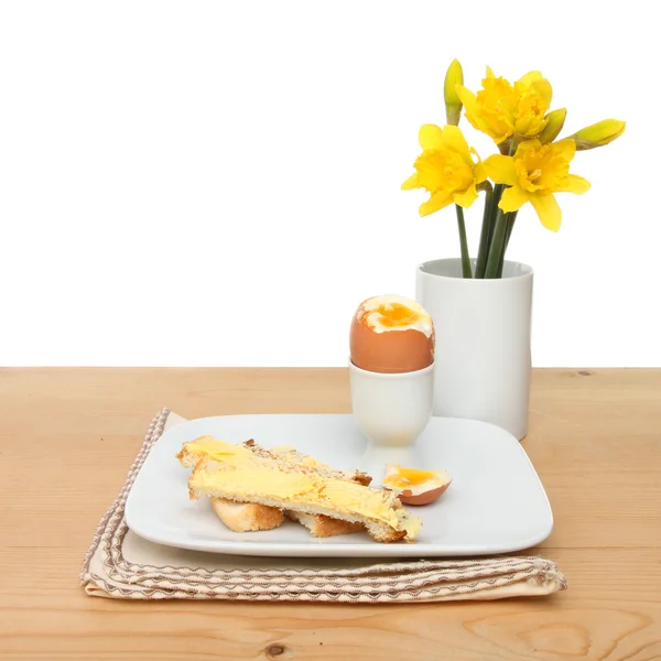 Huevos cocidos y narcisos — Foto de Stock