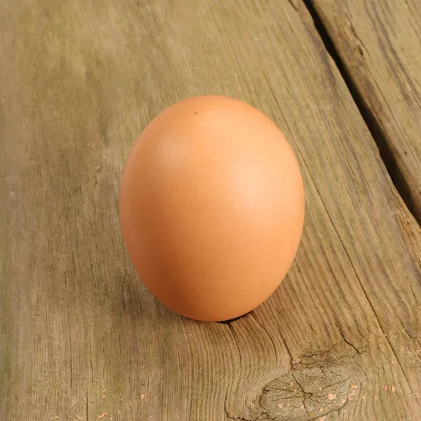 Ei auf Holz — Stockfoto