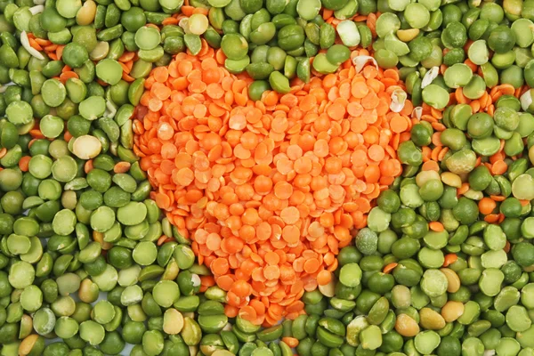 Corazón de lentejas en guisantes —  Fotos de Stock