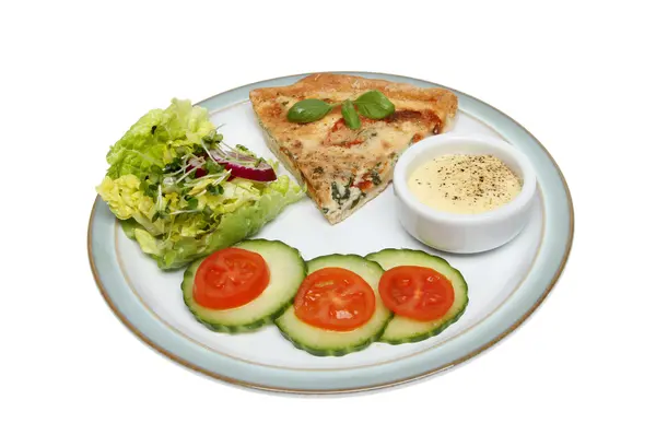 Quiche und Salat — Stockfoto