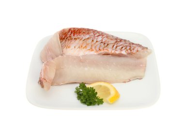 Balık fileto plaka üzerinde