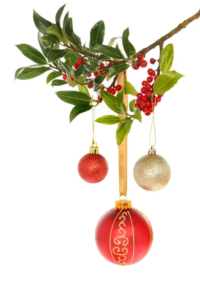 Kerstballen en holly — Stockfoto