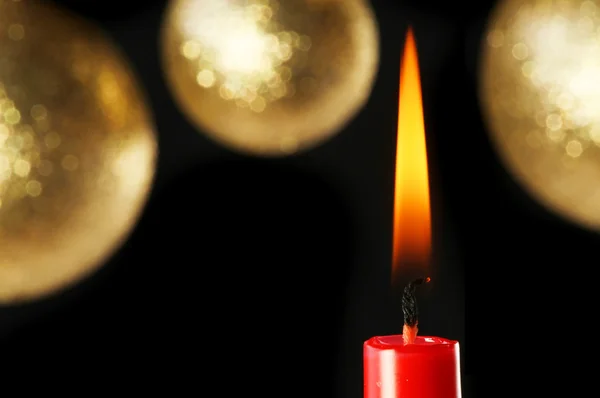Červené svíčky a ozdoby — Stock fotografie