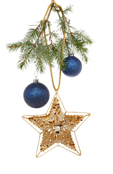 Stern und Christbaumkugeln im Baum — Stockfoto