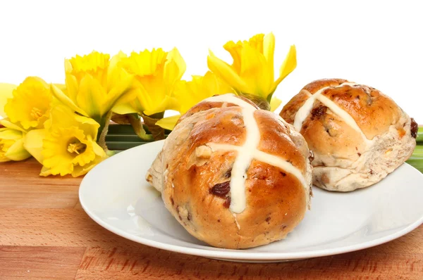 Heiße Kreuzbrötchen und Narzissen — Stockfoto