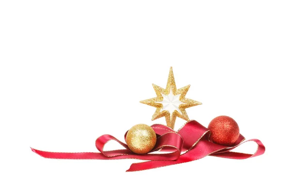 Kerstversiering Gouden Glitter Ster Met Opgerold Rood Lint Kerstballen Geïsoleerd — Stockfoto