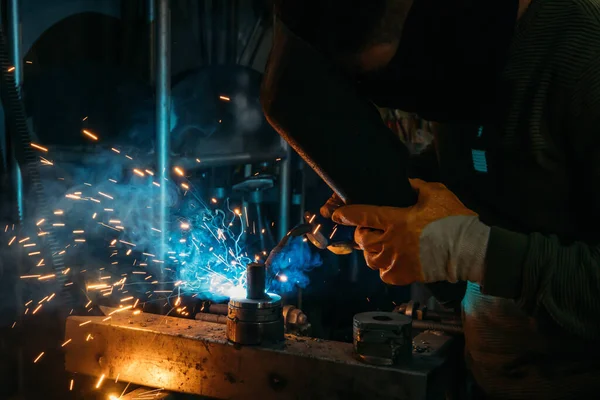 Industrial Welder Worker Welding Steel Iron Factory — Stock fotografie