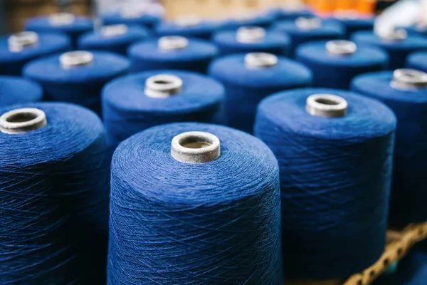 Cotton Yarns Threads Spool Tube Bobbins Cotton Yarn Factory Fotos de stock libres de derechos