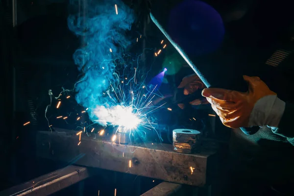 Industrial Welder Worker Welding Steel Iron Factory — Stock fotografie