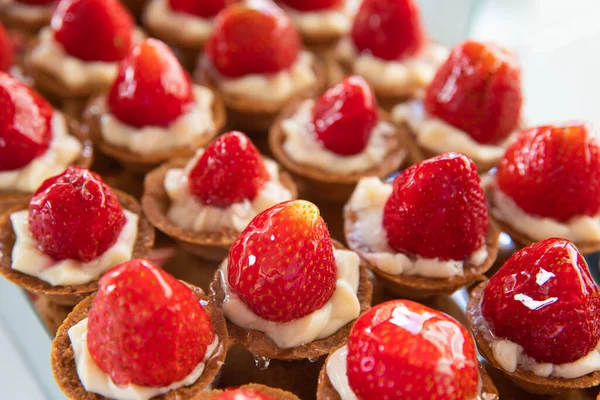 Mini Strawberry Fruit Appetitliche Torten Kuchen Cupcake Dessert Mit Erdbeerfrüchten Stockbild