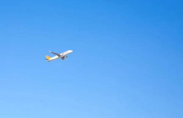 Airplane Flying Blue Sky Background Aircraft Isolated Sky — Zdjęcie stockowe