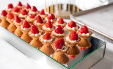 Mini çilek iştah açıcı tartlar. Çilekli ve kremalı kek tatlısı.