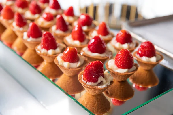 Mini Crostate Appetitose Alla Fragola Dolce Pasticcino Dolce Con Frutta — Foto Stock