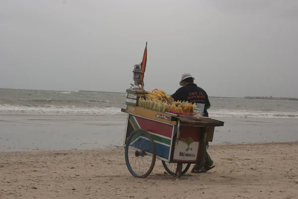 Prodávající na pláži v bali — Stock fotografie