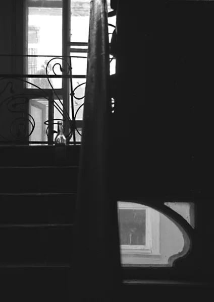 terk edilmiş bir binada, eski ahşap merdivenler