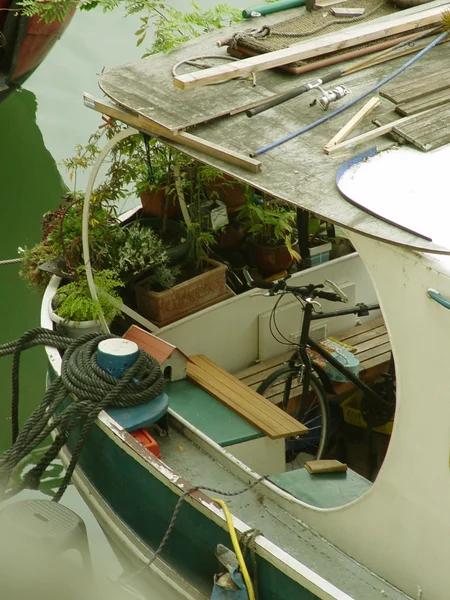 Лодка в Париже — стоковое фото