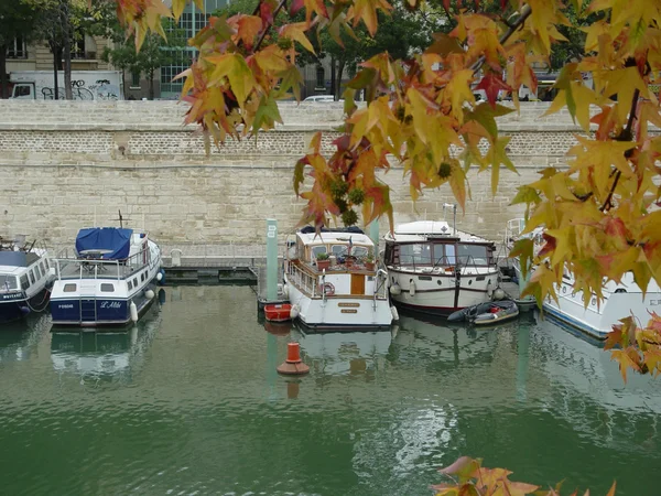 Βάρκα στο Παρίσι — Φωτογραφία Αρχείου