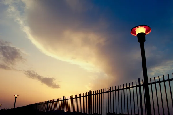 Vackra molnig himmel i staden — Stockfoto