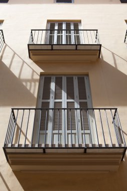 balkon ve öğle ışığı ile aydınlatılan windows
