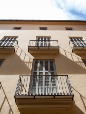 balkon ve öğle ışığı ile aydınlatılan windows