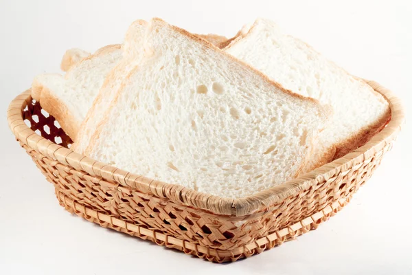 Chleb do opiekania w kosz na białym tle — Zdjęcie stockowe