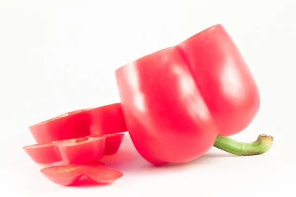 Skivad röd paprika isolerad på en vit bakgrund — Stockfoto