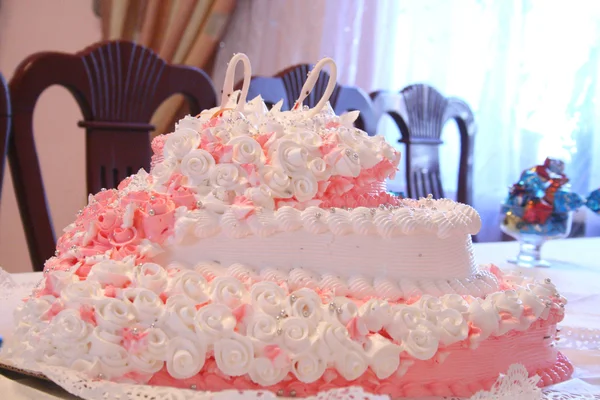 Large wedding cake with roses and swans and cream — Stock Photo, Image