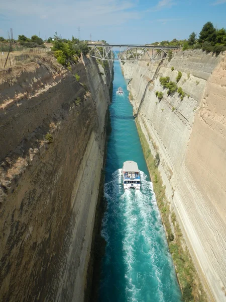 Färjan transiteras Korinthkanalen, Grekland — Stockfoto