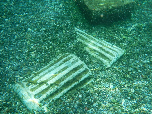 Brutna kolumnerna under vattnet i en naturlig varm källa — Stockfoto