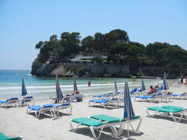 Holiday makers enjoy some sun and sand — Stock Photo, Image