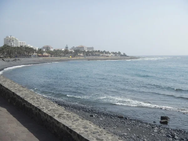 Waves along the black shore of Playa De Americas — Stock Photo, Image