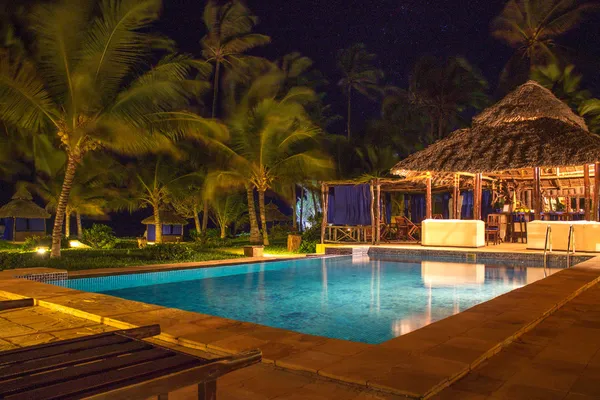 Resort Pool & Bar por la noche — Foto de Stock