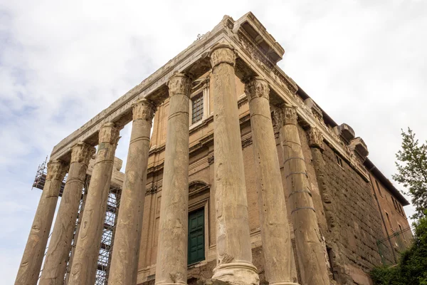 アントニヌス ・ ピウスとファウスティナ神殿 — ストック写真