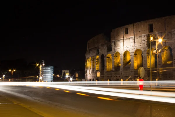 ローマ時代のコロシアムで夜遅くまでトラフィック — ストック写真