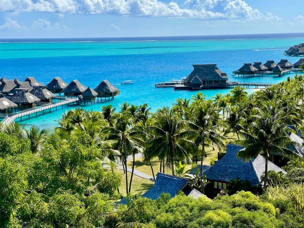 Tahiti 'deki su bungalovları üzerinde.