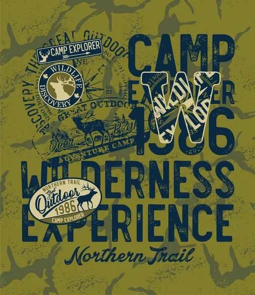 キャンプ探検家屋外荒野探検冒険ヴィンテージベクトルプリントのための男の子のシャツ刺繍アプリケーションとカモフラージュの背景 ロイヤリティフリーのストックイラスト