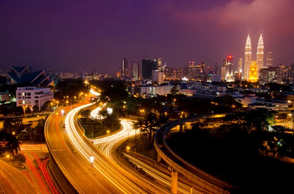 Kuala Lumpur twin towers with stunning light trail — Stock Photo, Image