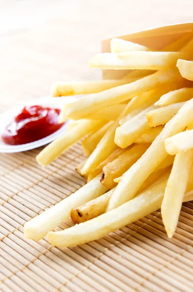 Pommes aus nächster Nähe und Soße Stockbild