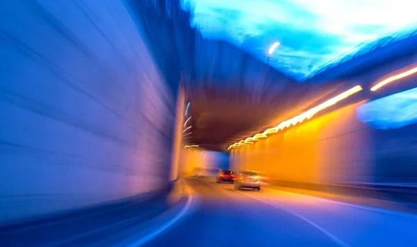 Auto verhuizen naar tunnel-abstract weergave — Stockfoto