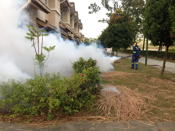 Медицинские работники по охране окружающей среды борются за контроль денге в Путраджае, Малайзия — стоковое фото