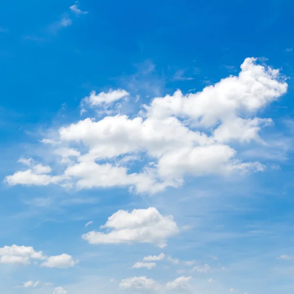 Cielo azul con nubes, composición natural del cielo para el fondo —  Fotos de Stock