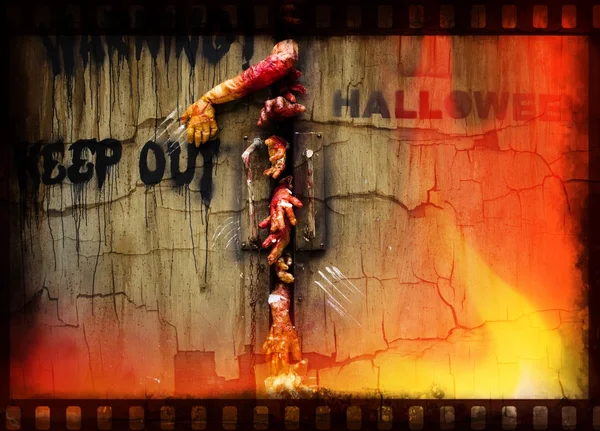 Рука зомби через дверь, полезно для некоторых Хэллоуин концепции — стоковое фото
