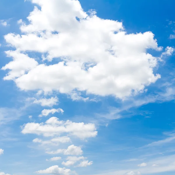 Blauer Himmel mit Wolken, natürliche Himmelszusammensetzung als Hintergrund — Stockfoto