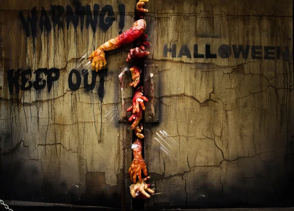 Mão zumbi através da porta, útil para algum conceito de Halloween — Fotografia de Stock